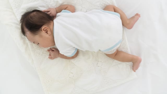 台男婴趴睡呼吸困难 父母未及时送院不治