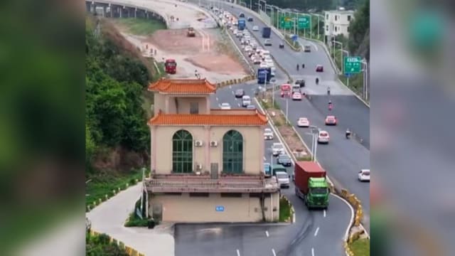 中国广东“最牛挡道钉子楼”终于要被拆除