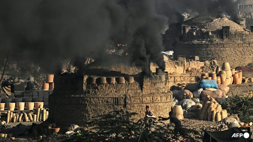 With monitors and lawsuits, Pakistanis fight for clean air