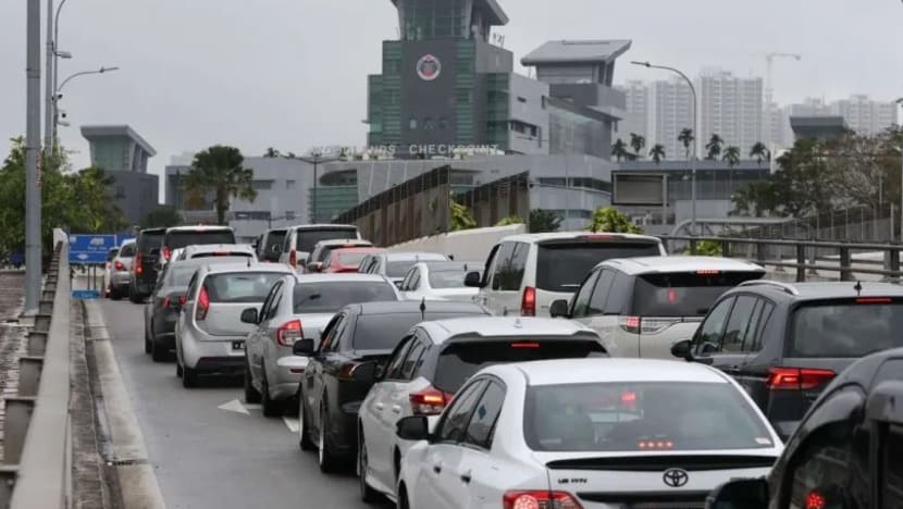 Lebih 235,000 orang seberang tambak melalui Woodlands, Tuas pada 6 April; catat rekod sejak sempadan dibuka semula 