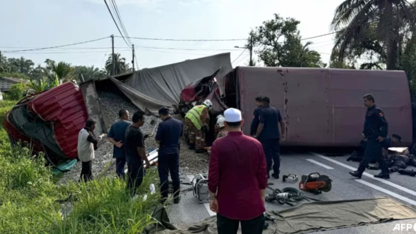 9 pegawai FRU maut dalam nahas di Teluk Intan, Perak 9 pegawai FRU maut dalam nahas di Teluk Intan, Perak