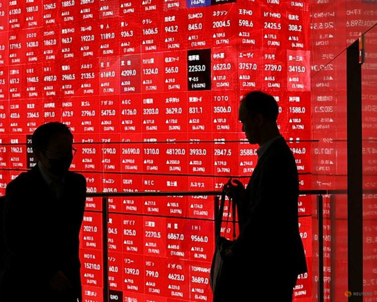 Wall Street closes slightly lower near the end of a banner year; gold rebounds