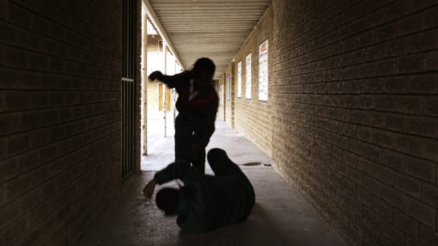 互揭内裤颜色引冲突 台小男生连摔女同学五次