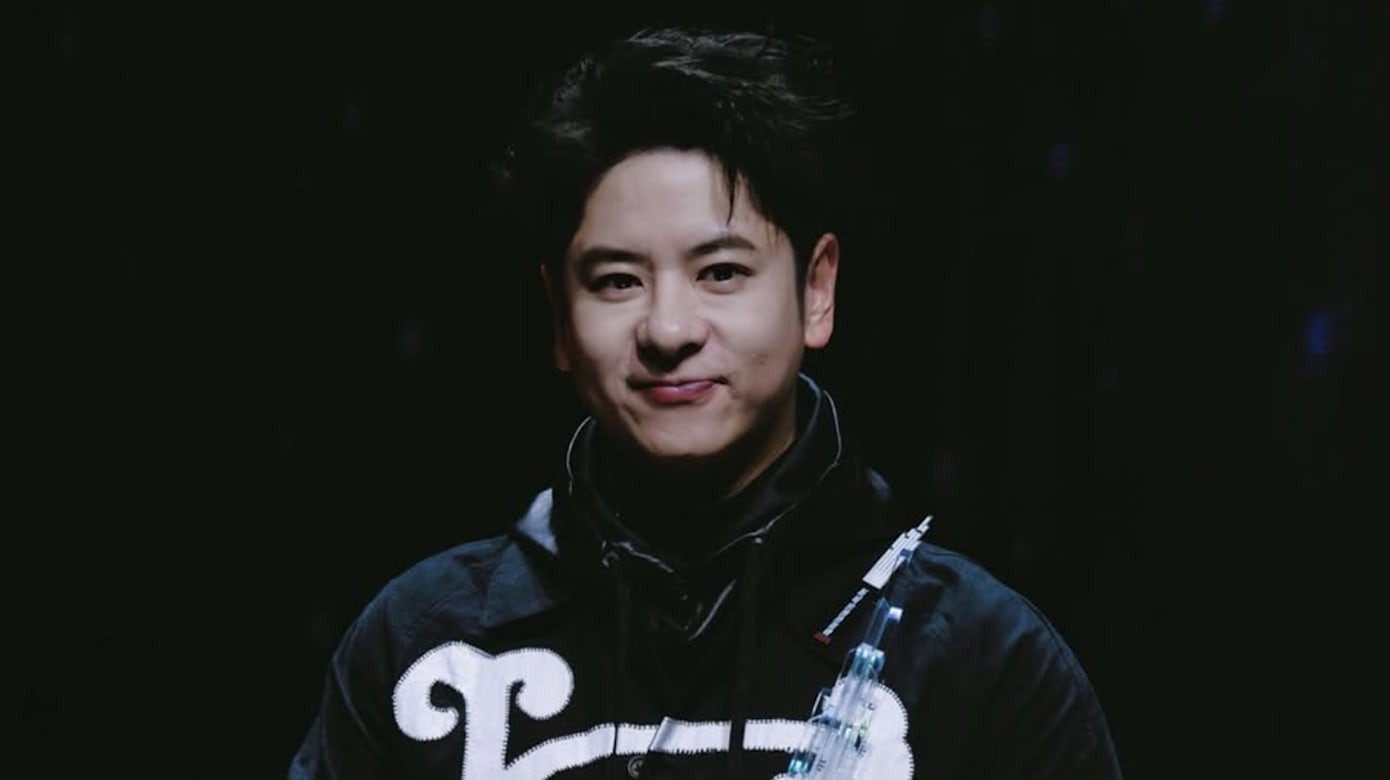 表演失准被批评，许廷铿扔手机险砸中同事- vibes by 8world