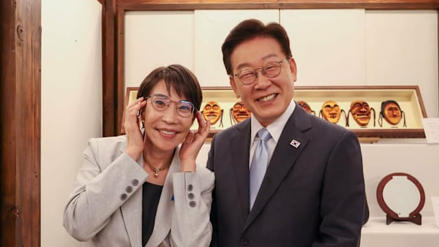 高市送李在明日产眼镜 两人“交换眼镜”互动吸睛