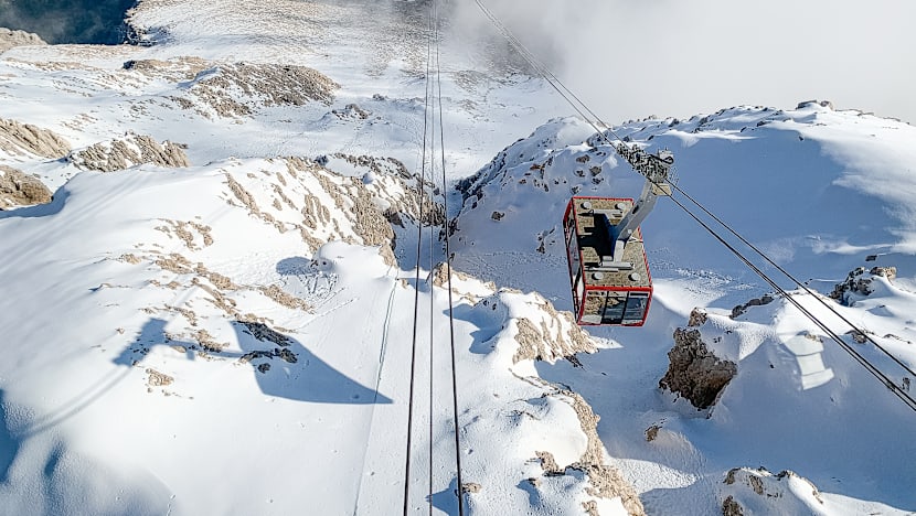 கம்பிவண்டியில் கோளாறு... அந்தரத்தில் தத்தளித்த 104 சுற்றுப்பயணிகள்