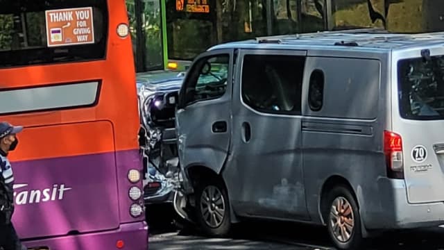 宏茂桥巴士货车轿车相撞 轿车司机送院  