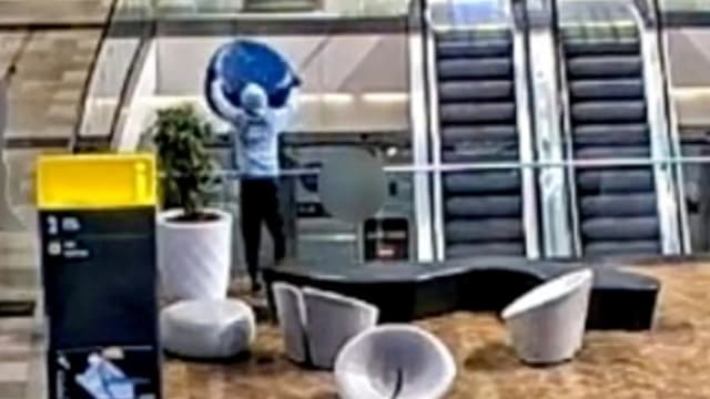 从高楼抛下沙发险砸中行人 英国少年认罪免监禁