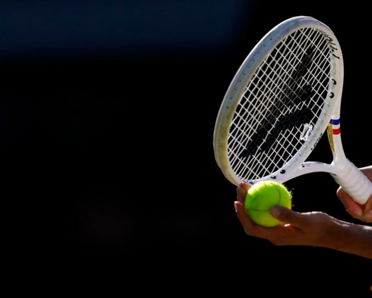 Line calling system glitch halts play at baking hot Wimbledon qualifying