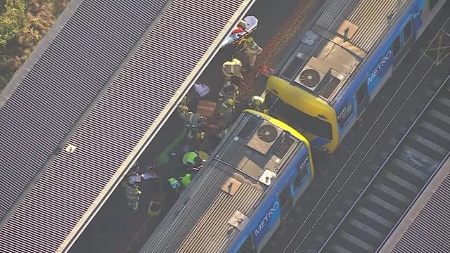 书包被勾跌落轨道 澳洲男学生被拖行数米重伤