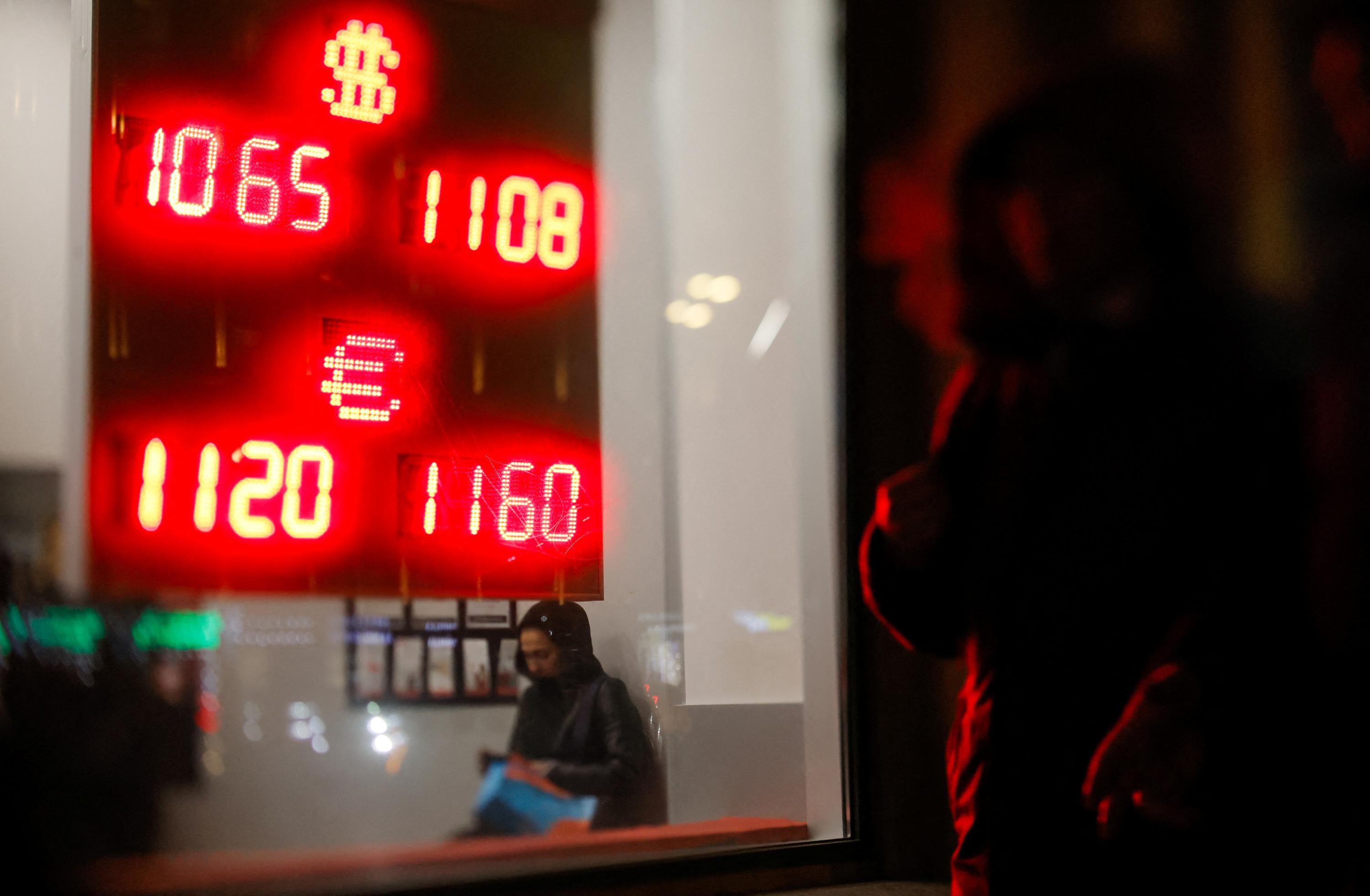 俄罗斯卢布币值下滑中央银行暂停在国内市场购买外汇- 8world