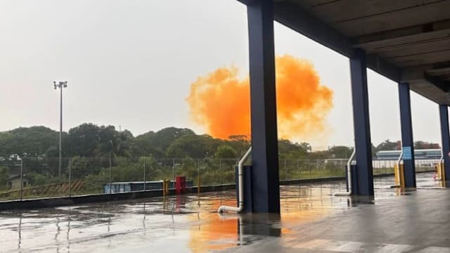 马国巴西古当回收厂化学物泄漏 上空冒出橙色浓烟