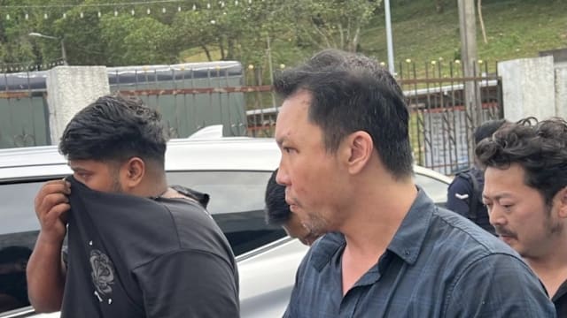 新山关卡路旁持械殴斗还挑衅交警 狮城男子被控三罪