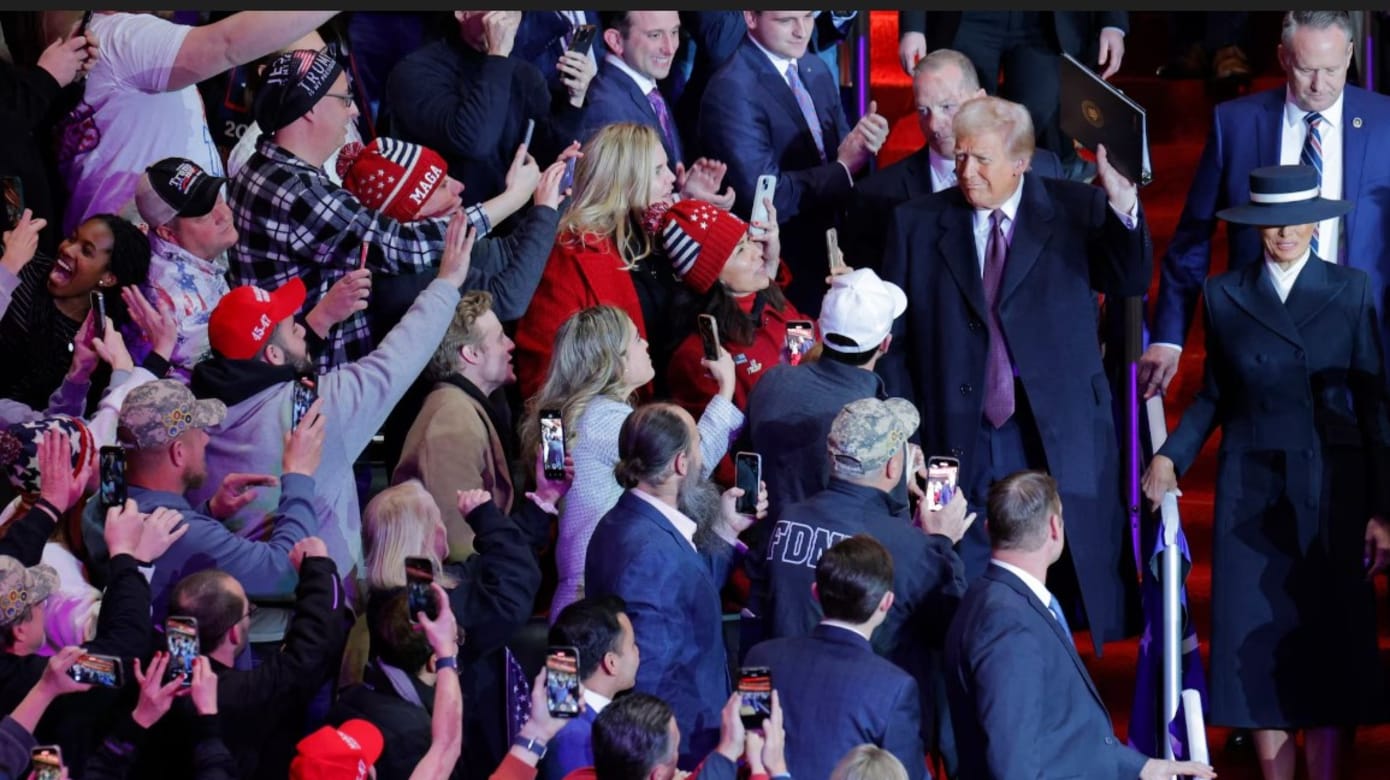 特朗普就职游行改在室内举行支持者精心打扮成亮点- 8world