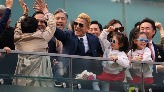 郭富城一家四口现身马场　两女儿成焦点