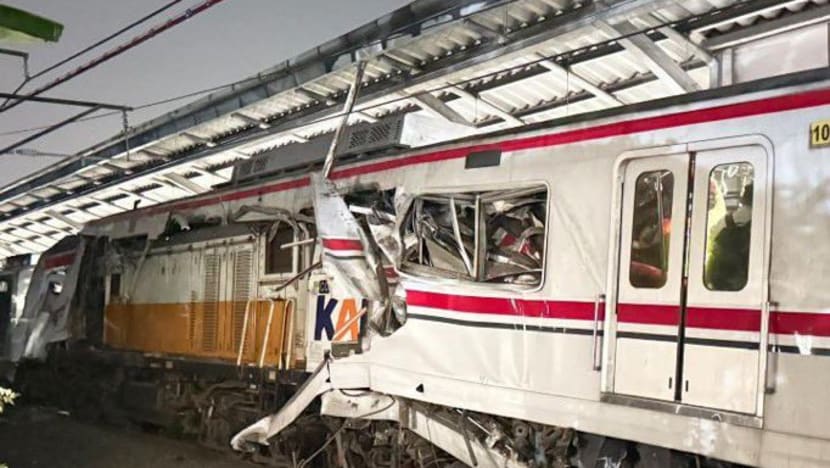 Kereta Argo Bromo tabrak KRL di Stasiun Bekasi Timur, evakuasi penumpang masih dilakukan