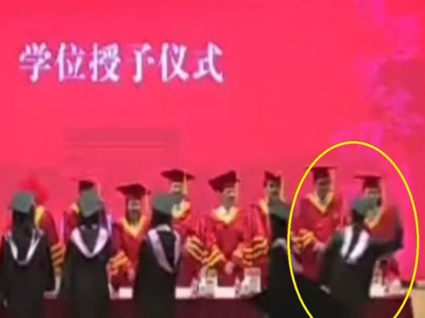 Student punches professor during university graduation ceremony, speculated to have hit wrong teacher 