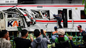 Tabrakan-kereta-api-bekasi-4