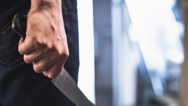 不道歉就挥刀伤人 送餐员被判监七个月