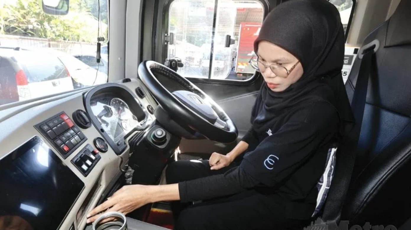 为照顾两小孩 单亲妈妈开长途巴士养家