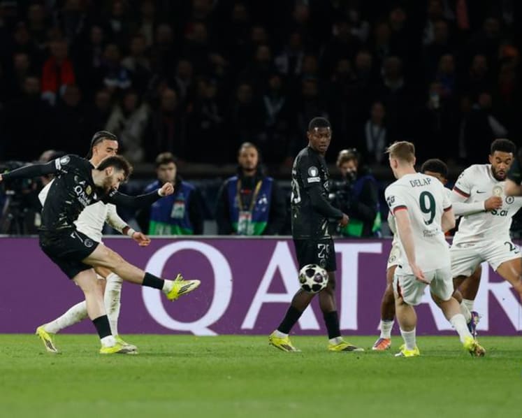 Kvaratskhelia late show as PSG crush Chelsea 5-2