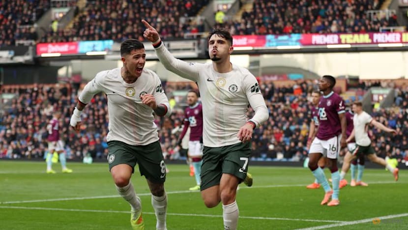 Chelsea close gap on leaders Arsenal with 2-0 win at Burnley