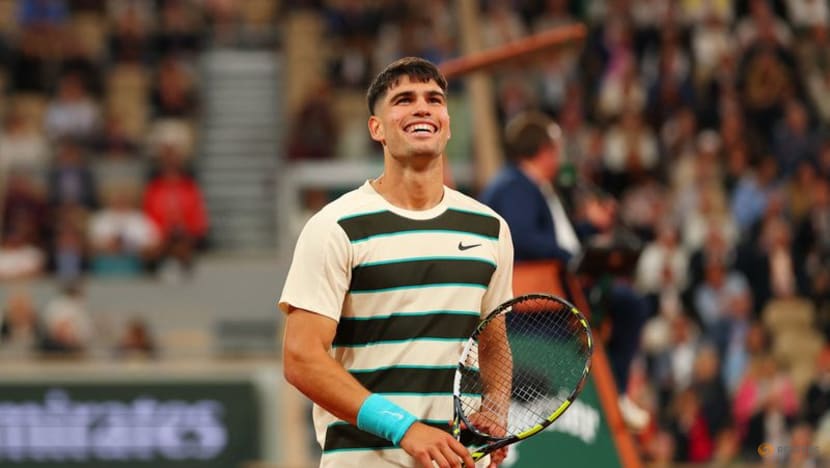 Alcaraz survives Marozsan scare to keep French Open defence on track