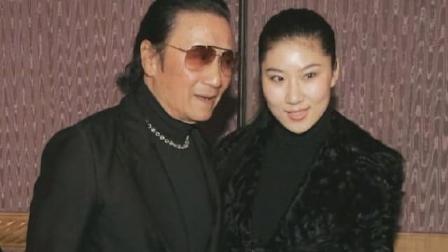 谢贤前妻狄波拉肿眼现身，小49岁前女友低调换黑图