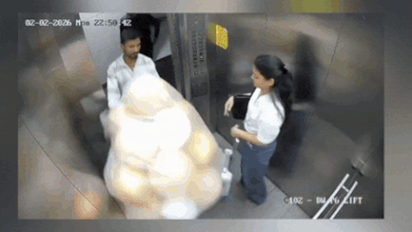 மின்தூக்கியில் பலூன்கள் வெடித்ததால் இருவருக்குத் தீக்காயம்
