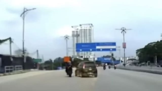 休旅车急切三车道与摩托车相撞 马国20岁越堤族当场身亡