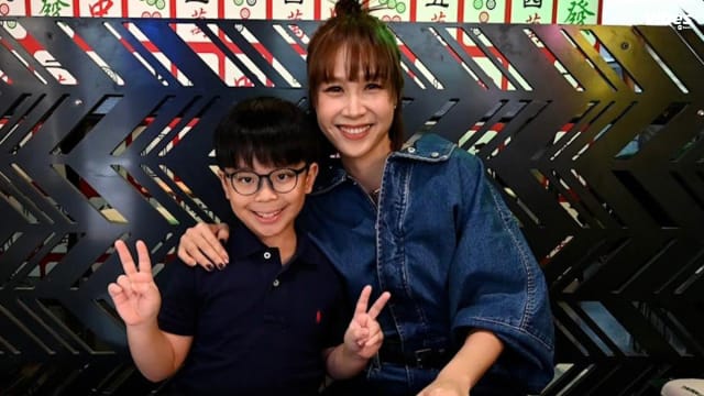 带着“儿子”淋雨、睡街边　雅慧演单亲妈妈境遇超惨！