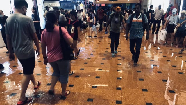 裕廊坊淹水民众涉水而过 受影响店面已恢复营业