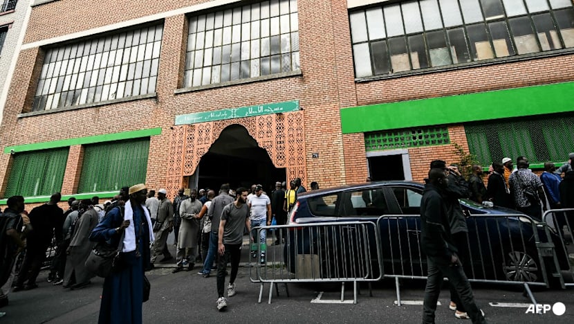 Pigs' heads left outside mosques in Paris region Pigs' heads left outside mosques in Paris region