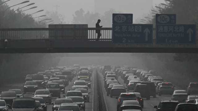 北京雾霾天气持续 能见度下降到少过500米