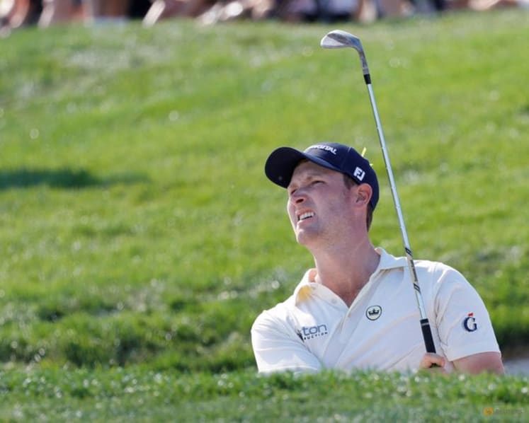 Whaley saves par and 'both hands' in close encounter with alligator