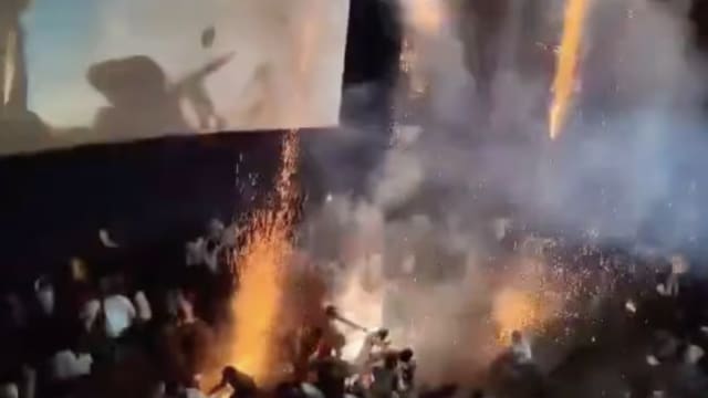 看到偶像荧幕登场太兴奋 印度观众电影院内放烟火