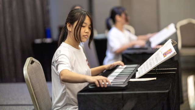 京华基督教青年会携手华助会 为低收入家庭孩童提供学习表演平台