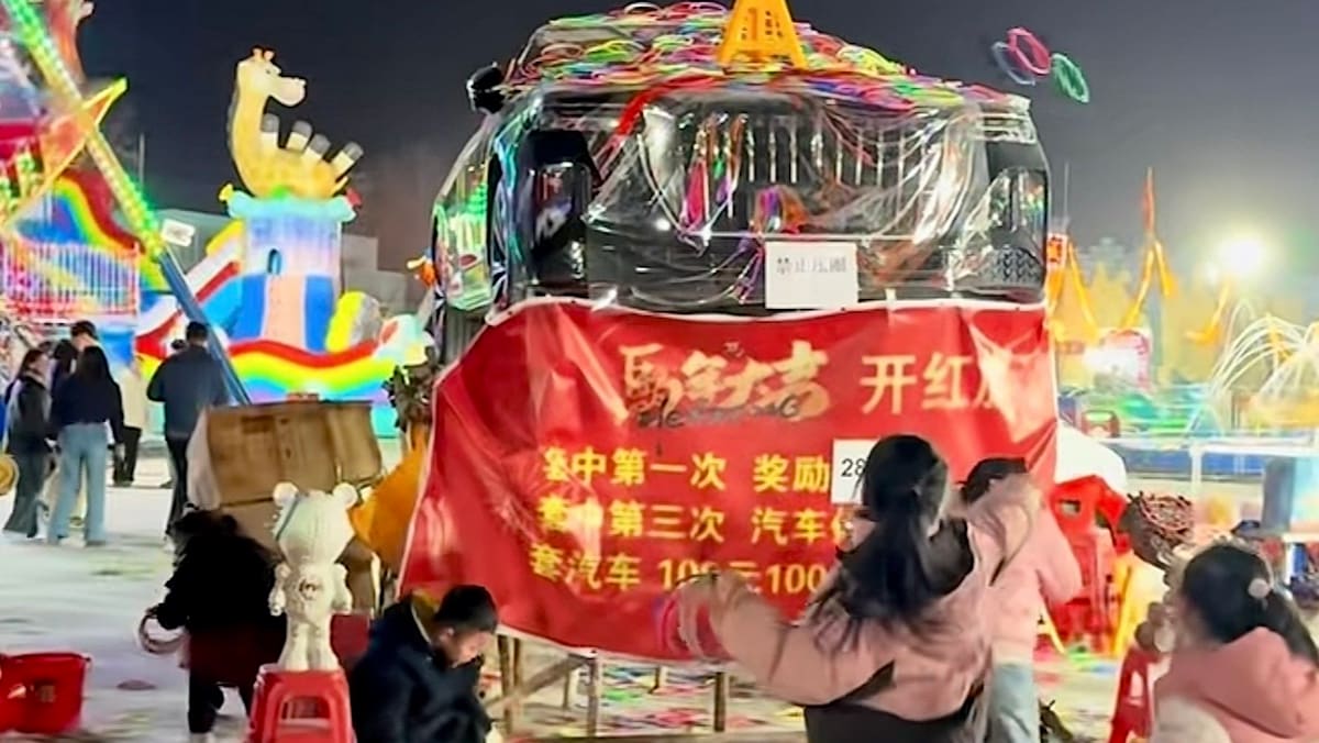 中国男子花逾千元套中轿车老板反悔不认- 8world