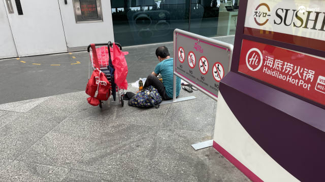 勿洛地铁站外不见疑似团伙无照纸巾贩 当局：弱势群体可寻求援助
