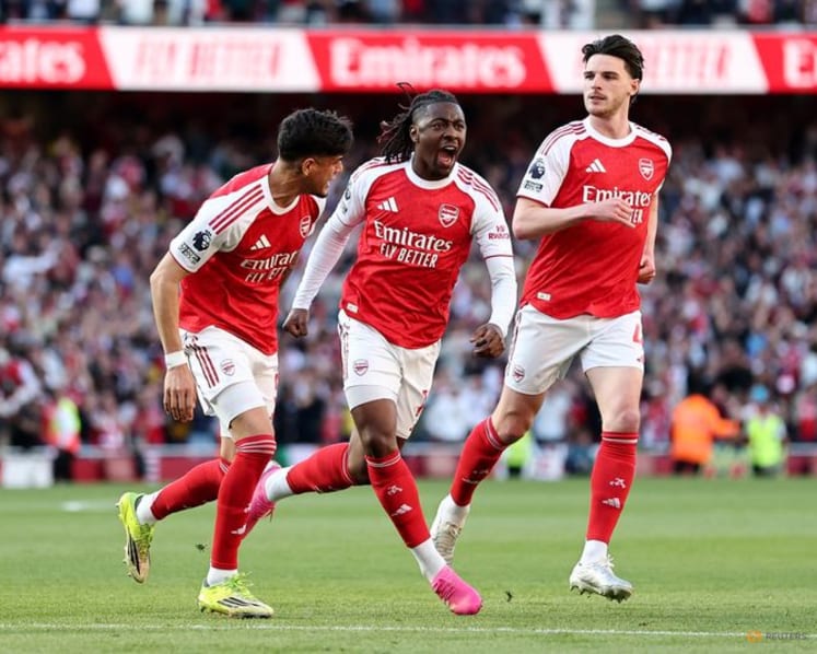 Arsenal reclaim top spot as Tottenham and West Ham both win