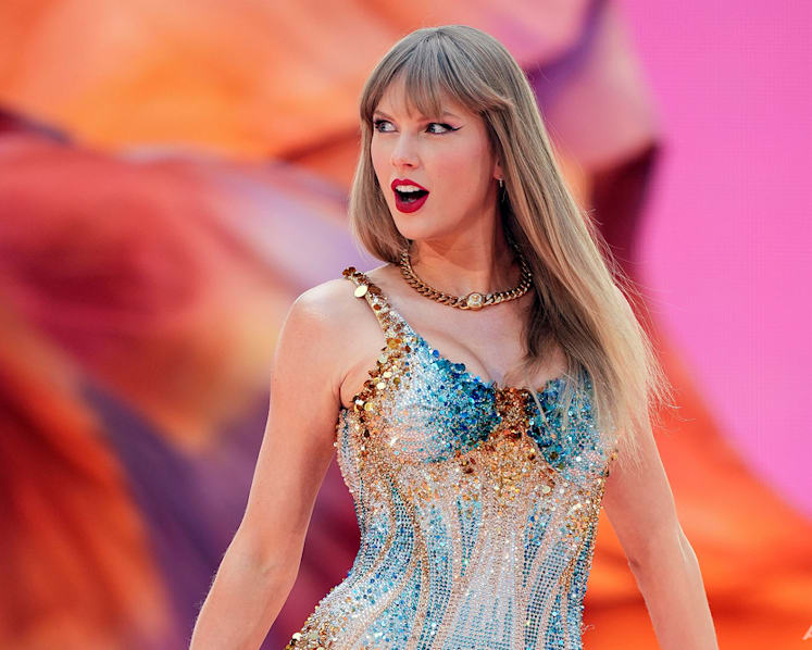 Taylor Swift donates US$5 million toward hurricane relief efforts
