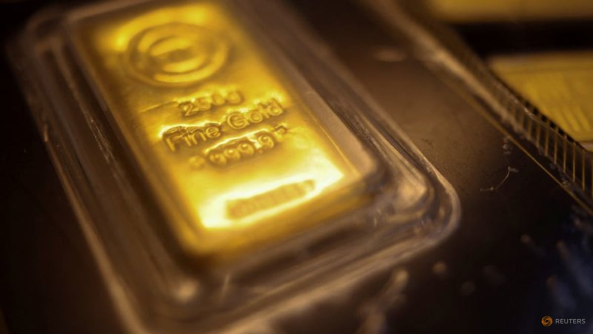 Gold falls on easing geopolitical risks, stronger dollar