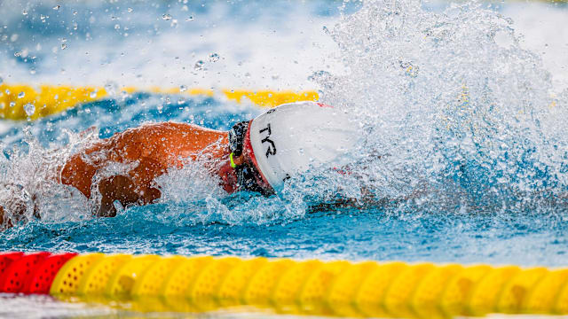 杜维崧50米自由泳夺金 同天摘下两面金牌