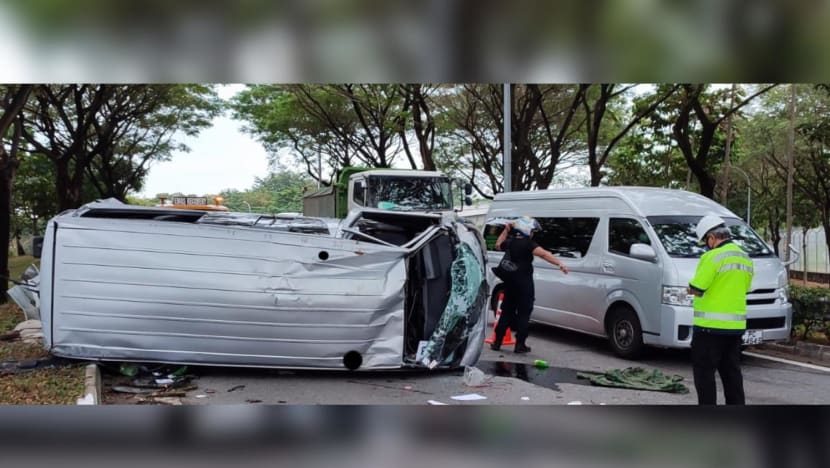  9 orang termasuk kanak-kanak 6 tahun dibawa ke hospital selepas bas mini terbalik di CTE