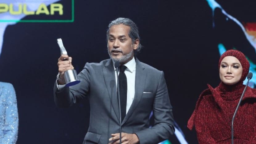 Khairy Jamaluddin rangkul anugerah Penyampai Radio Popular BH seperti dijangkakan Khairy Jamaluddin rangkul anugerah Penyampai Radio Popular BH seperti dijangkakan