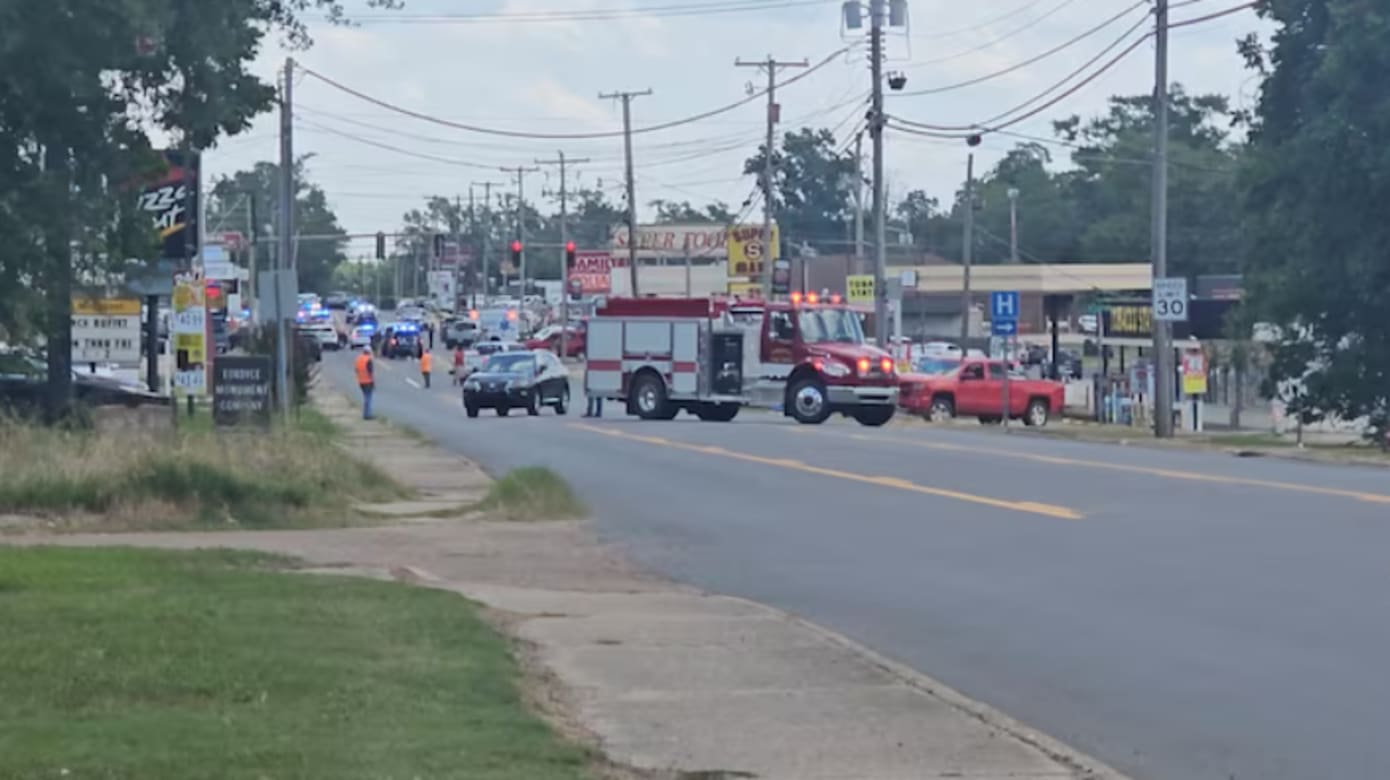 美国阿肯色州发生枪击案至少三死十伤- 8world