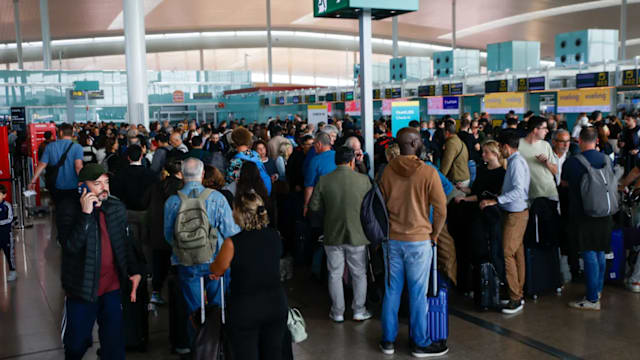 西班牙暴雨致航班铁路受阻 一死多人受困缆车