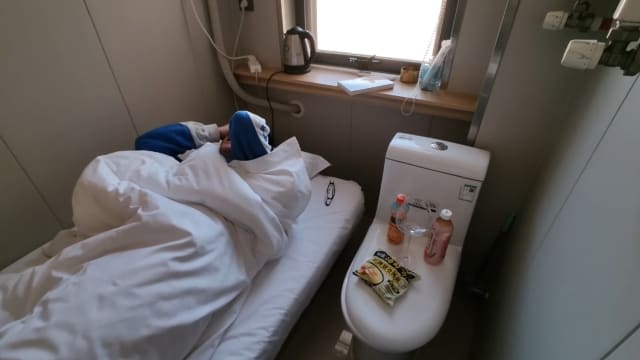 床边就是马桶 中国网红体验“厕所房”：味道微妙