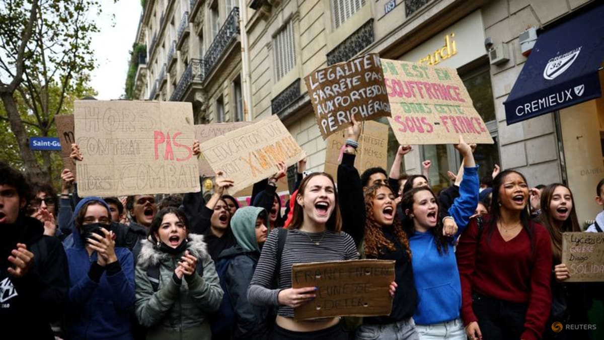 French PM denies police ordered to confront student protesters
