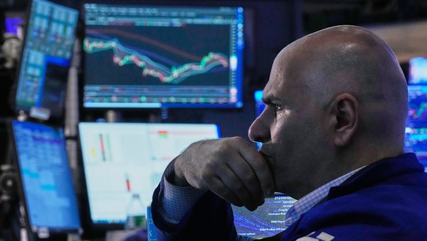 Tech rebound lifts Dow to record, yen hits 40-year low against dollar